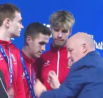 Viczián Dániel átveszi az érmet