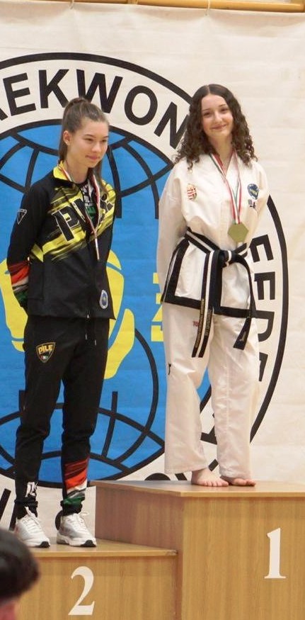 A dobogó tetején Cseresznyés Lea